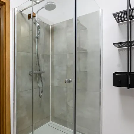 Botanica Deluxe With Balcony & Ac - Properunit * Vratislav